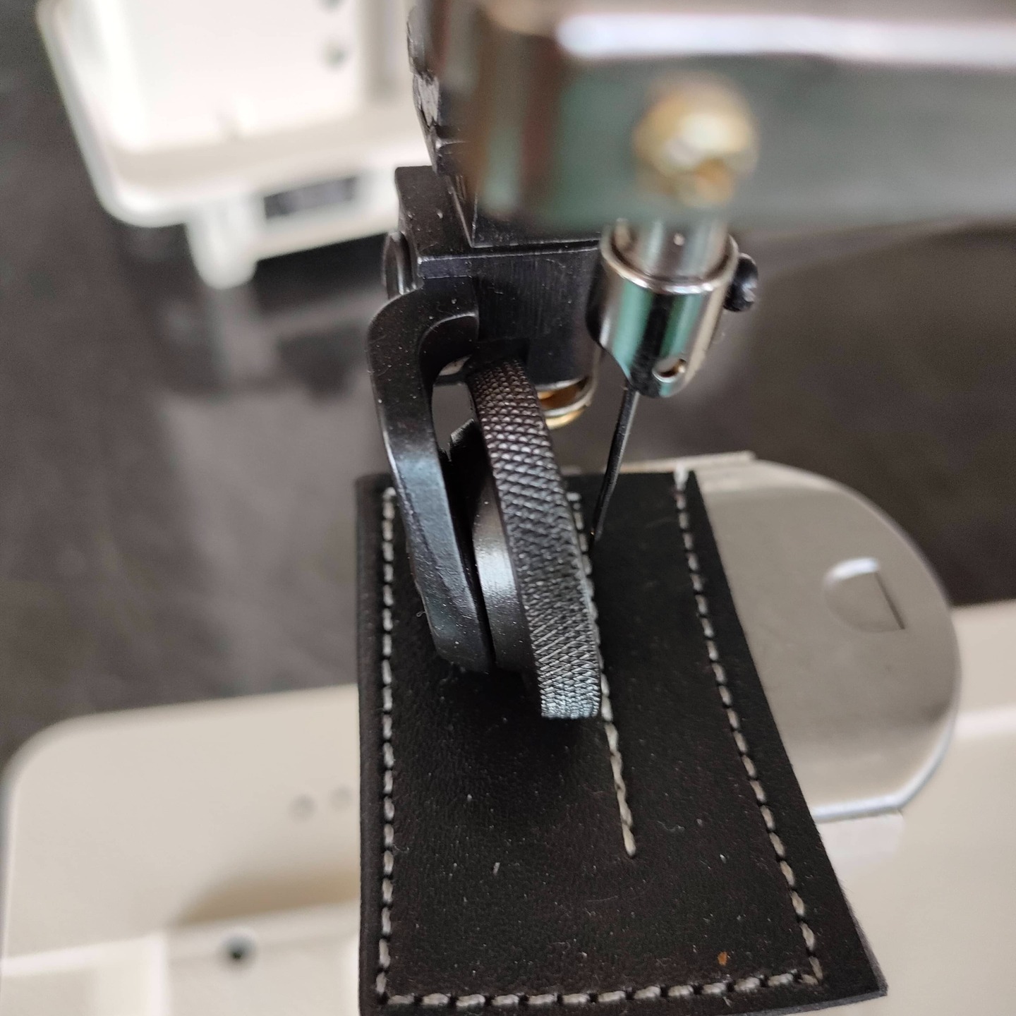 POSTBED SEWING MACHINE